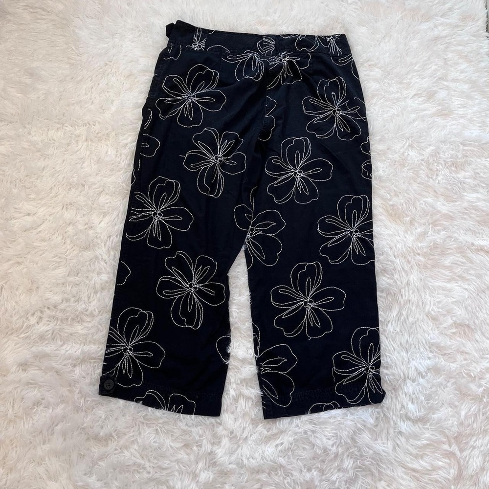 🍟Y2K Black & White Floral Embroidered Capri Cargo Pants Size 8 - Picture 8 of 8